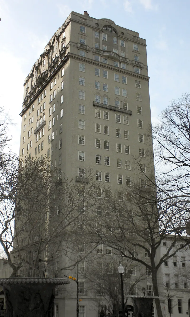 Tall limestone apartment building at 1900 Rittenhouse Square